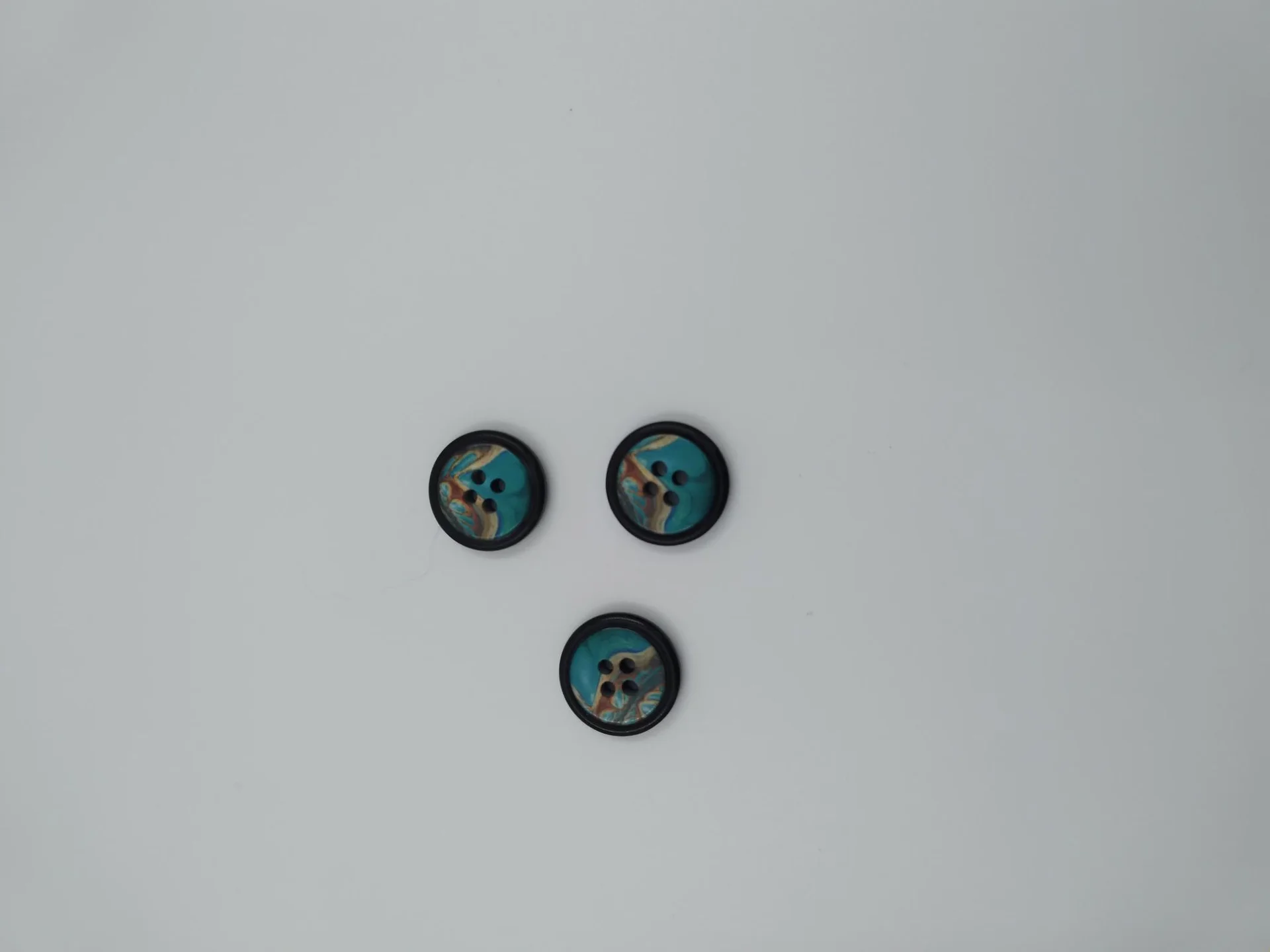 Button 1a42235 24 Colour 450